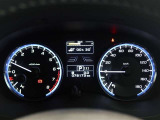 とっても見やすいメーターです。夜間時はラグジュアリーな気分にさせてくれる照明が魅力ですので、夜のドライブも楽しみになりますよ♪