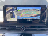 上からまる見え!アラウンドビューモニターの画像です。純正ナビに映してあります。お車を真上から見たような映像をミラーやナビ画面に映し出す事によって、車両の周囲を確認し、駐車時や発進時の運転をサポート。