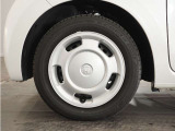 ホイールキャップを装着したスチールホイールです♪ホイールが鉄製なので耐久性があり、お手入れも簡単です。