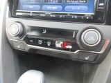 オートエアコンが標準装備されています。家のエアコンと同じ様な感覚で操作できますのでワンタッチで楽々です。余分な操作を行う必要がありませんので運転に集中する事が出来、事故防止にも繋がりますね。
