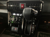 インパネにシフトレバーがあることで、車内空間の広さを確保♪シフト位置がハンドルに近いので操作性にも優れております!