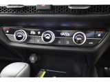フルオートエアコンが装備されています!お好みの温度設定をするだけでエアコンの風量やモードの切り替えを自動でコントロールしてくれます!ユーザーの操作が少なく燃費走行にもつながります!