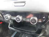 オートエアコンが標準装備されています。家のエアコンと同じ様な感覚で操作できますのでワンタッチで楽々です。余分な操作を行う必要がありませんので運転に集中する事が出来、事故防止にも繋がりますね。