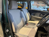 【運転席シート】大きく目立つシートの汚れ・へたり等はなく、比較的綺麗な状態です。