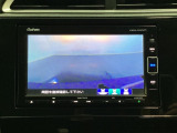 ギヤをR(バック)に入れるとナビの画面に後ろの映像が映るリアカメラ付です。後退時、コンディションが悪い視界でもカラーバックモニターがドライバーをサポートします。
