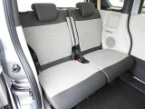 ★後部座席★足元や頭上の空間が広く、ゆったり座れる設計です。スライドやシートアレンジも可能で、乗車人数や荷物に合わせて快適に使えます。