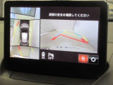 パノラミックビューモニター付きです。車両を上から見たような映像をナビゲーション画面に表示。運転席からの目視だけでは見にくい、車両周辺の状況をリアルタイムでしっかり確認できます。
