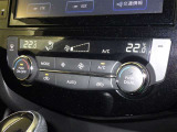 左右独立温度コントロールフルオートエアコンです。運転席、助手席それぞれで独立して温度設定ができます。冷え性の方が乗っても安心ですね♪