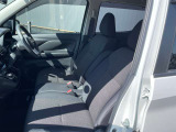 助手席もゆとりある設計で、乗り降りしやすく快適に過ごせる空間です。同乗者の方にも安心してお乗りいただけます。