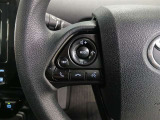 ステアリングには運転中でも簡単に操作できる各種スイッチついてます
