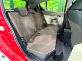 コンパクトカーですが、セカンドシートは十分な広さがあり快適にお乗りいただけます♪シートを倒して大きな荷物を積んだりと、用途の幅が広い1台です。