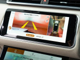 全周囲カメラとセンサーは狭い場所でも安心して駐車できるようにサポート。タッチスクリーンの表示と音で障害物との距離を確認できます。車幅感覚に慣れていない方や駐車の苦手な方には必見の装備といえます♪