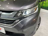 【LEDヘッドライト】悪天候や夜間走行時も良好な視界を確保し安心して運転できる高輝度LEDヘッドライトを装備!点灯速度が早く、消費電力も抑えられています。