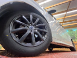 【18インチアルミホイール】外観にマッチしたアルミホイールを装着しております。各種アルミホイールや、スタッドレスタイヤも取扱いしております。是非ご相談ください♪