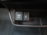 便利な充電用USBジャックと12V電源ソケットを設置しております。周辺機器の充電にご利用頂けます☆