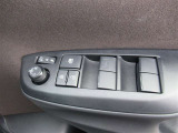 パワーウインドはオールオート機構が付いておりますので、全開・全閉操作が楽にでき便利です。