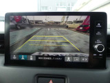 リアカメラが装備されており、後方の安全確認はもちろんのこと狭い場所での駐車や雨の日・夜間など視界の悪いコンディションでのストレスの軽減にもなります。