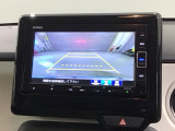 リバースギアに入れるだけで後方の表示へ切り替わります。夜間や雨の日の駐車も楽になりますよ。