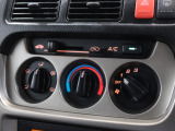 マニュアルエアコンのお車です!直感的な操作で車内の温度を調節することができます!
