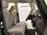 女性でも運転がしやすいように、シートの高さ調整機能(シートリフター)がついています。運転席と助手席の間が空いている為、助手席側への移動がスムーズです。交通量の多い道でも助手席側から乗り降りができます。
