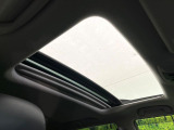 【サンルーフ】開放感たっぷりの希少装備、サンルーフが装着されています!車内に明かりを取り入れたり景色を楽しむ以外にも、車内の空気も簡単に換気できて快適です!