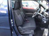 運転席、助手席はベンチシートになっておりますので、広々とご乗車いただけます☆