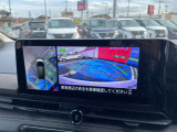車を真上から見ているように、周囲の状況を把握しながら安心して駐車が行えるアラウンドビューモニター装備!