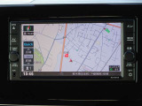【ナビ】メモリーナビ(MJ119D-W)付きです。目的地を設定すれば初めての場所でも簡単に行くことができます。もちろん音楽だって聴けちゃいます♪
