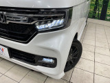 【LEDヘッドライト】悪天候や夜間走行時も良好な視界を確保し安心して運転できる高輝度LEDヘッドライトを装備!点灯速度が早く、消費電力も抑えられています。