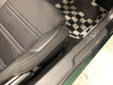 痛みの出やすい運転席シートの角、フロアマット、座面、ともに良好です