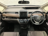 操作性に優れた運転席となります!小物入れや各ボタンの配置にこだわり、使いやすいです!座り心地もよく視認性も良好なのでロングドライブもお任せ下さい!