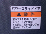 見た目が大事!な外装はぴかっとキレイに磨いており、経年のくすみもよみがえっております。ヘッドライトやドア周辺を磨く際にはマスキングテープを使用して保護しながら丁寧に作業をしております。
