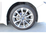 タイヤサイズは205/50R17 純正アルミホイール装着です!