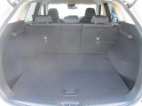 日常の荷物がしっかりと積み込めるスペースを確保したリアラゲッジスペース!後席を前方に可倒すれば大きな荷物が積み込めるスペースも確保できますよ♪
