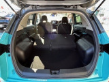 写真のように後部座席を倒せば、より、広々♪