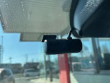 最近では付いてる車も多くなってきました。中古車ではまだまだ付いていればラッキーなドライブレコーダーです♪