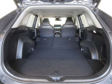 セカンドシートを倒した状態です。セカンドシートは独立可倒、荷物に合わせてラゲッジスペースをアレンジできます。