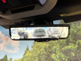 【スマートリヤビューミラー】後席の大きな荷物や同乗者で後方が確認しづらい時でも安心!カメラが撮影した車両後方の映像をルームミラー内に表示。クリアな視界で状況の確認が可能です!