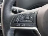 便利なステアリングスイッチ付きでナビに目をやらなくても音量調整等が可能です。