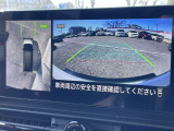 車を真上から見ているように、周囲の状況を把握しながら安心して駐車が行えるアラウンドビューモニター!