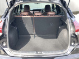 後部座席に座れる状態でも荷室はこれだけの広さがあるのでお出かけやお買い物にも重宝します。ついつい買い物しすぎても安心ですね♪