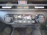 シフト廻り、シートヒーターやハンドルヒーターも装備されてます