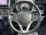 【ステアリング】軽い力で扱いやすいハンドルです。目立つ傷やスレなどなく綺麗な状態です。除菌プランいれていただくとさらに快適に。清潔なお車はお子様にも安心ですね。