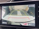 こちらのバックカメラは画面にラインが表示されておりますので、バック時のクルマの進行方向の目安になります。より高いレベルで車庫入れをサポートする、便利な機能ですね。
