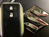 【キーレススタートシステム】カバンやポケットに入れたままでもドアの施錠・解錠が可能なスマートキーを装備。エンジンのオン・オフ時もカギを取り出す必要が無いからとっても便利です♪