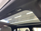 【パノラマルーフ】大型のガラスルーフ搭載で車内の解放感が一気にアップ!開放的なドライブをお楽しみいただけます。