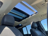 【スライディングパノラミックルーフ メーカーOP￥316,000- 】 大型のガラスルーフにより開放感があり車内の独特な圧迫感が無くとてもリラックスしてお乗りいただくことが可能です。