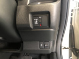 【片側電動スライドドア】リモコンや運転席のスイッチ操作のほか、ドアハンドルを少し引くだけでリアドアが自動開閉します♪