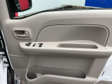 運転席のドアパネルで、パワーウィンドウやミラーの操作ができます!
