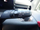 オートライト機能が装備されており暗い場所に入ると車両が検知しライトのON・OFFを自動的に切り替えてくれますので非常に便利な装備です♪